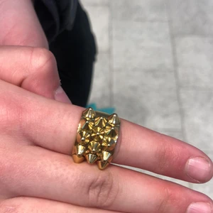 Edblad ring  - Säljer denna superfina nit ring från Edblad! Endast testad och säljer då jag har en likadan💗 nypris 350kr, säljer för 250+ frakt💘