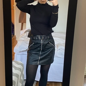Skinnkjol - Snygg kjol i skinnimitation🖤 storlek 36 men man kan justera passformen med skärpet i midjan, så skulle säga att den är 34-36. Sitter SÅ snyggt! Inga defekter🙏🏽