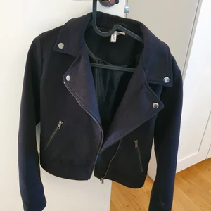 Vårjacka - Lägger upp igen eftersom förra som vann budgivningen ångrade sig. Vårjacka från H&M som endast är använd en gång. Jättefint skick, inga slitningar. Storlek 32. Kan självklart skicka flera bilder. Kom gärna med bud