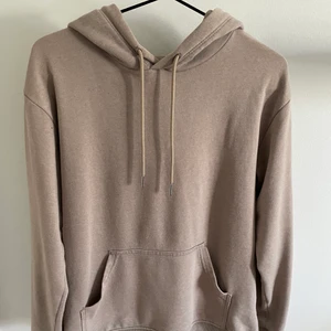 hoodie - säljer en beige hm hoodie! relativt använd men fortfarande i bra skick💗 