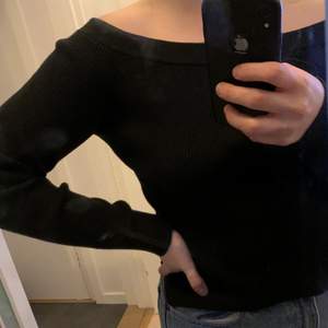 Mysig stickad of-shoulder tröja från Wera. Knappt använd 