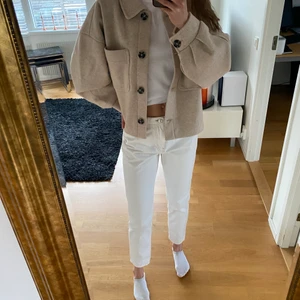 Jeans full length Gina Tricot - Säljer nu de populära jeansen från Gina Tricot som är slutsålda. Super fin passform och snygga detaljer med sömmarna🥰 Långa i benen (jag är 177) och i storlek 38 (passar S/M). Super fint skick (knappt använda) , nypris 599kr⭐️ Bara att skriva om du har frågor eller vill ge bud. Frakten kostar 66kr❤️❤️ SÄLJER ÄVEN SAMMA BYXOR I BLÅ