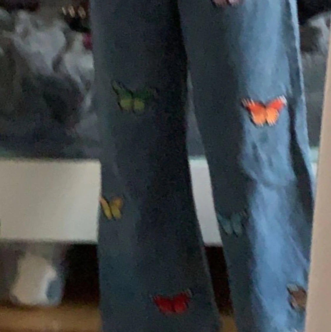 Breda byxor med fjärilar på  - 91