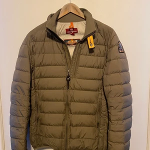 Parajumper jacka - Snygg och perfekt vårjacka från parajumper. Jag har växt ur den och de är därför jag säljer den. Jackan är i bra skick men har ett litet sytt hål på vänster sida längs ner (höger på bilden). Annars är jackan i väldigt bra skick, tveka inte om ni har frågor! Pris går att diskutera vid snabb affär.