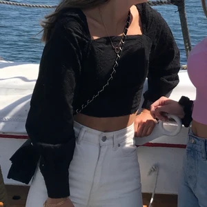 Svart topp - Jättefin svart topp med broderi-mönster. Säker pga att jag har flera liknande. Från bikbok🖤