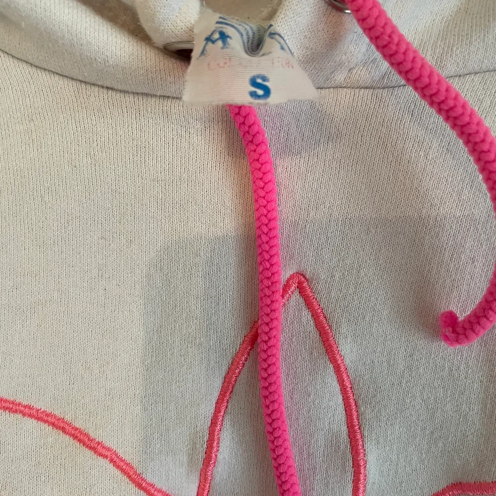 En jätte fin Adidas hoodie med rosa detaljer. Storlek s,pris kan absolut diskuteras ❤️. Hoodies.