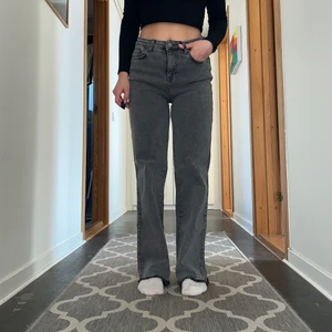 Madlady jeans 36 grå - Hej! Säljer mina så fina jeans från madlady som är identiska med ett par andra jag har. Storlek 36 längd 32. Bra o längd på någon som är mellan 160-165 skulle jag säga. Oanvända med prislapp på. Nypris är 549kr, jag säljer för 230 + frakt om man inte kan mötas upp i Stockholmsområdet❤️