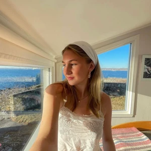 Hårband - Säljer detta hårband jag köpte men inte kommer använda, skriv privat vid intresse. Lånade bilder