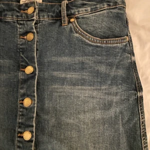 Jeanskjol  - Jeanskjol från Kappahl, kan mötas upp i stockholm / köparen står för frakt 💗 