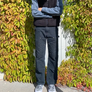  Carhartt vintage double knee byxor - Carhartt vintage double knee byxor i storlek med släppt hem. Skulle säga att dom sitter som 32/32! 