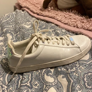 Vita skor  - Jättefina vita skor använda endast 1 gång av mig då dom e förstora köpte de begangnat så vet ej såmycket men de har ej någon skada o de ända som behövs göras e att tvätta (pris kan diskuteras)