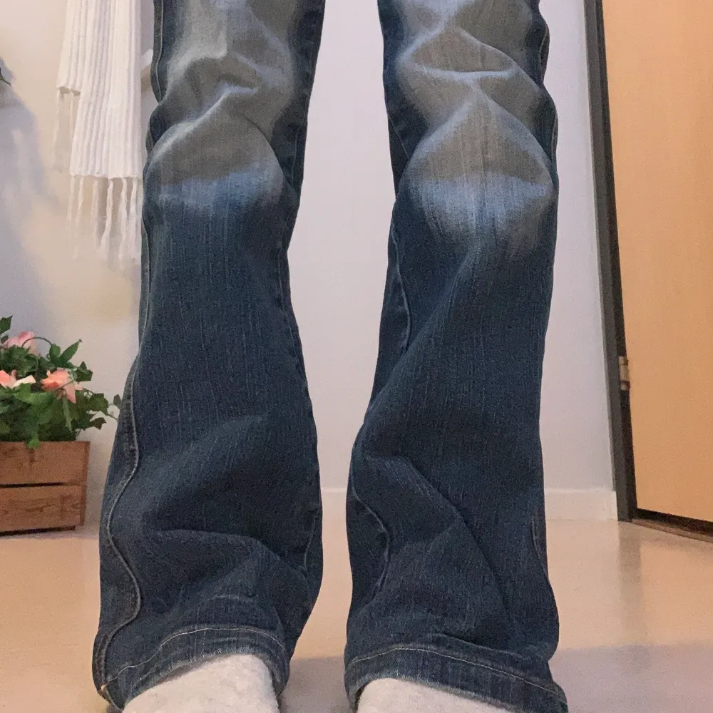 Lågmidjade jeans jag köpte här på Plick som inte kommer till användning ❤️. Jeans & Byxor.