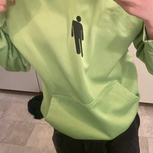 hoodie - billie eilish hoodie kommer inte ihåg vart den är ifrån, står billie eilish vid rumpan, köparen betalar frakt