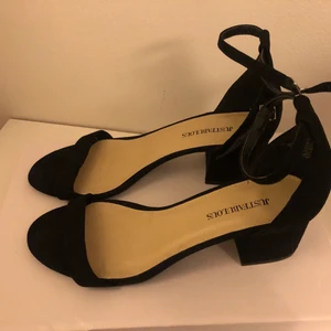 Svarta klackar - Fina svarta klackar, använda ett fåtal gånger men väldigt bra skick. Storlek 38, klackhöjd 3,5 cm 💓 köparen står för frakten! 