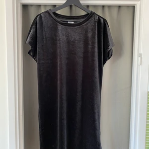 Saint Tropez Klänning - Plysch-klänning m glitter från Saint Tropez. Använd fåtal gånger, är som ny.