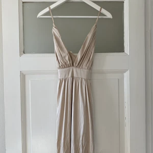 Balklänning SisterS point  - Säljer min balklänning från SisterS point. Använts en gång och är i väldigt bra skick. Har för mig att nypriset 699 kr men eftersom den inte finns kvar på hemsidan är jag inte riktigt säker. Hör av er om ni vill ha fler bilder🥰