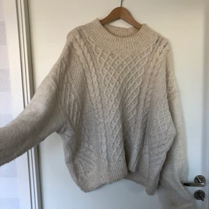 Stickad tröja vit  - Stickad tröja från H&M. Sparsamt använd 