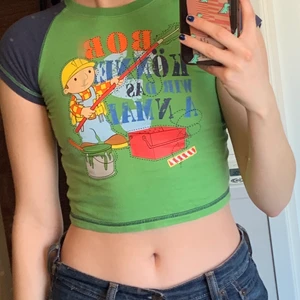 Babytee  - Grön babytee med byggarebob-tryck!