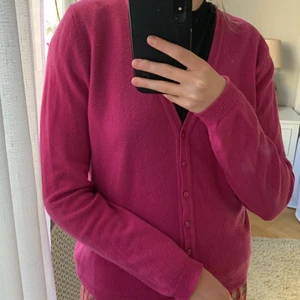 Stickad kofta - Stickad rosa kofta med knappar storlek M! Priset + frakt 📦 