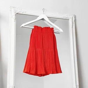 röd kjol 34/XS plisse H&M - Snygg röd plisserad kjol från H&M. Strl: 34. Bred resor i midjan. Fint skick, som ny!! Fraktkostnad tillkommer. Betalning via swish