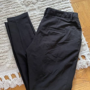 Kostymbyxa slim fit 🖤 - Supersmickrande kostymbyxa, storlek 38, pris 100 kr +frakt 66 kr