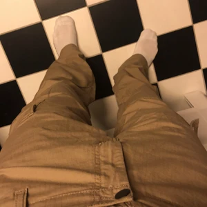 Carhartt wip, regular cargo pants  - Ett par Carhartt cargo pants som är använda ungefär tre gånger. Rak passform i benen. Färg beige. Vid insidan av byxslutet finns en snörning för att kunna spänna åt byxorna. Sex stycken rymliga fickor. Herrstorlek.