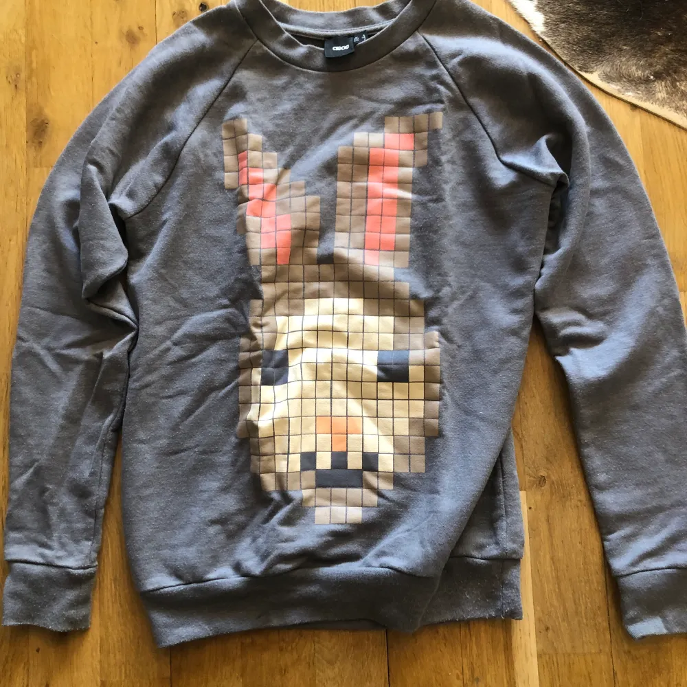 Grå oversize tröja grå med flerfärgad motiv av en kanin. Så cool och snygg!. Tröjor & Koftor.
