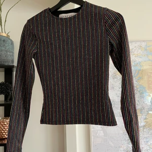 IVYREVEL långärmad tröja - Långärmad tröja från märket IVYREVEL. Den är i storlek xs. Den är svart och randig med ”glittriga” ränder. Paketet skickas samma dag som betalning är mottagen. Vid frågor vänligen kontakta via meddelande.