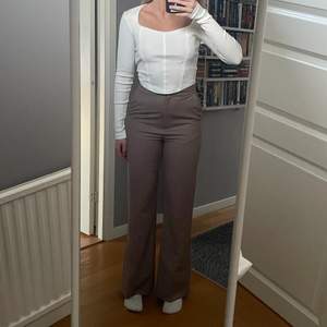 Sköna högmidjade kostymbyxor från Hanna Schönbergs kollektion med NA-KD år 2020. Aldrig använda mer än på bild, är i bra skick! Jag är 168cm lång💕 Går bra att få mer bilder vid intresse!! 🤩