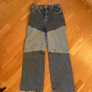 coola wide leg jeans från pull & bear, storlek 34 men de är klippta nertill (går ner till golvet på mig som är 157). de har lite klotter på ena benet, därav priset. vid köp av 2 eller fler par jeans får du rabatt