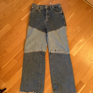 Pull & Bear jeans - coola wide leg jeans från pull & bear, storlek 34 men de är klippta nertill (går ner till golvet på mig som är 157). de har lite klotter på ena benet, därav priset. vid köp av 2 eller fler par jeans får du rabatt