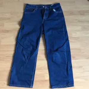 Baggy jeans ifrån monki i modellen yoko. storlek w31 l32. köparen står för frakt 💚