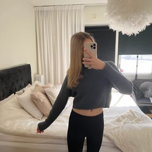 Stickad zara tröja - Stickad tröja från Zara. I storlek S. Nypris 399kr Mitt pris: 100kr. Vid snabb affär kan jag gå ner i pris. Kan mötas upp i Tyresö eller skicka.