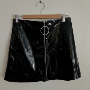 Lackkjol  - Lackkjol från prettylittlething. Endast provad.har en skön extra underkjol. Har blivit lite märken när den har legat vikt länge i garderoben. Jätte fint skick. 