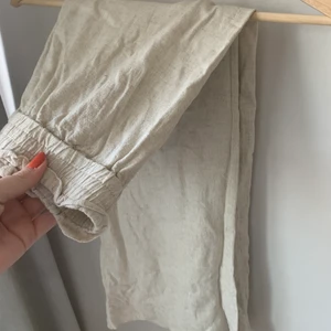 linnebyxor  - Säljer dessa vida linnebyxorna ifrån gina då de är för korta på mig som är ca 1,70! ❤️ jättefina och i ett väldigt skönt material! BUD PÅ 110kr 