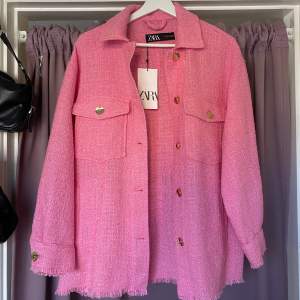 Jättefin helt oanvänd rosa vårjacka från Zara. Köpte den slutet av förra sommaren men hann inte komma till användning. Inte min stil längre därav säljer jag den nu! Köparen står för frakt. 