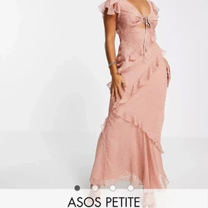 Asos - Maxiklänning strl 36 - JÄTTEfin klänning från Asos. Modellen är i petite, storlek 36 men passar bra på mig som är 167. Lappar kvar och aldrig använd!!!