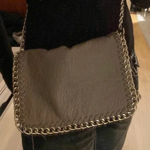 TIAMO VÄSKA - jätte gullig tiamo väska. Köptes för 3 år sedan men har knappt kommit till användning. 