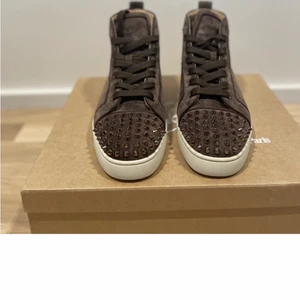 Christian Louboutin skor - Använda ungefär 2 gånger , Färg: Brun/ Beställningsvara tar ungefär 1 vecka att få hem📦 Kontakta Mig om du har  frågor.