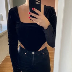 Svart topp  - Säljer denna fina topp då den inte passar mig längre. Skicket är bra och storlek är M