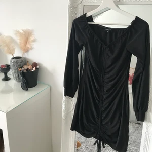 Klänning från Nelly - Använd 1 nyår. Kroppsyd så sitter hur bra som helst!😇 Passar Xs-M! 