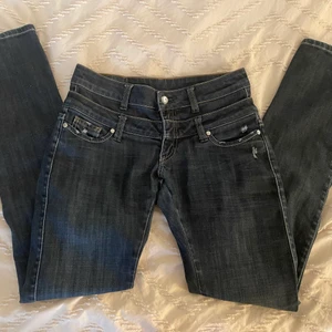 Y2k jeans - Säljer dessa super snygga jeans då de inte riktigt sitter som jag önskat☹️ Modellen skulle jag säga är straight och går lite över hälarna på mig som är 160🤍