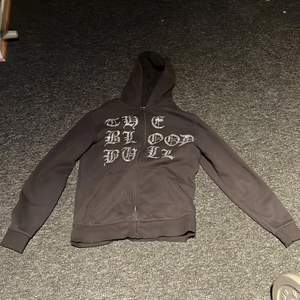 Säljer en rhinstone hoodie från yoospu då jag växt ur den. Köpte den för 600 men kan gå ner i  lågt pris vid snabb affär 