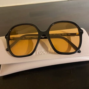 Lexxola solglasögon - Säljer mina splitternya solglasögon från Lexxola då färgen inte passar mig. Helt nya och oanvända. Inga defekter! Köpt för cirka 1000kr från Lexxolas hemsida (tidigare orginalpris: cirka 2300kr). Med obligatoriska frakt och tull-kostnader betalade jag totalt cirka 1200kr❤️