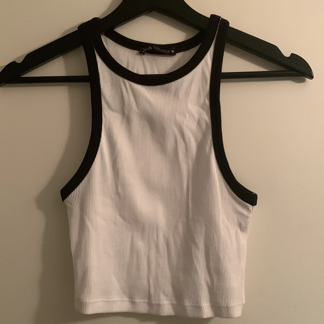 Vitt ribbat linne med svart kant  - 90