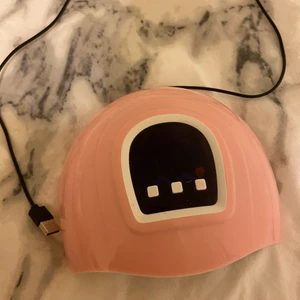 Uv lampa - En rosa uv lampa som fungerar som den ska, säljer för 70 kr