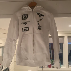 Bape Full zip hoodie vit - En äkta Bape hoodiei färegen vit och i storlek S. Ställ gärna frågor. Köparen står för frakten 📦 