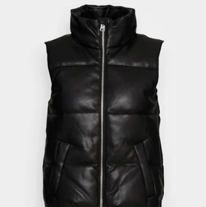 JDY Trixie waistcoat  - Skit snygg väst perfekt nu till våren. Den är i ett riktigt bra skick och håller värme bra. Säljer den pågrund av att jag redan har en väst och behöver inte två😊 köpte för ungefär 500 kr 