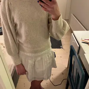 Superfin beige stickad tröja från Gina Tricot.💓 Säljer pga att den är för liten för mig. Kommer inte ihåg orginalpriset men skulle gissa på 250kr ungefär. Inte använd jättemånga gånger men priset kan ändå diskuteras. Du står för frakten!💖💖