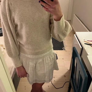 Beige stickad tröja - Superfin beige stickad tröja från Gina Tricot.💓 Säljer pga att den är för liten för mig. Kommer inte ihåg orginalpriset men skulle gissa på 250kr ungefär. Inte använd jättemånga gånger men priset kan ändå diskuteras. Du står för frakten!💖💖